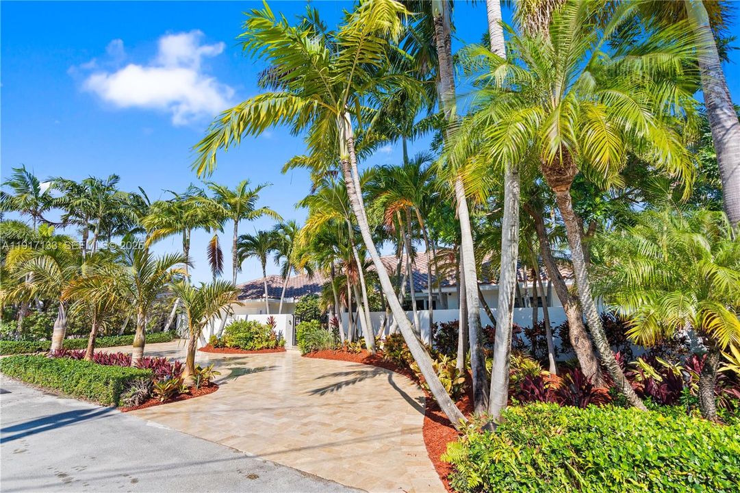 For Sale: $3,795,000 (4 beds, 3 baths, 3261 Square Feet)