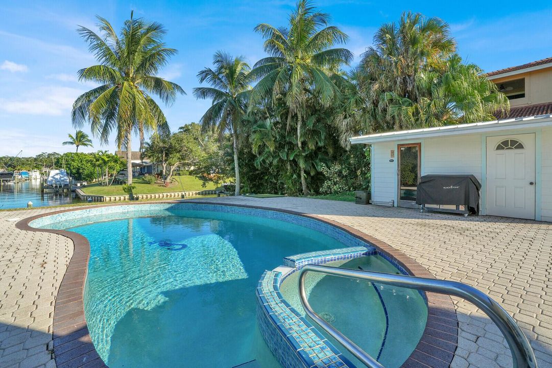 Pool/sauna building