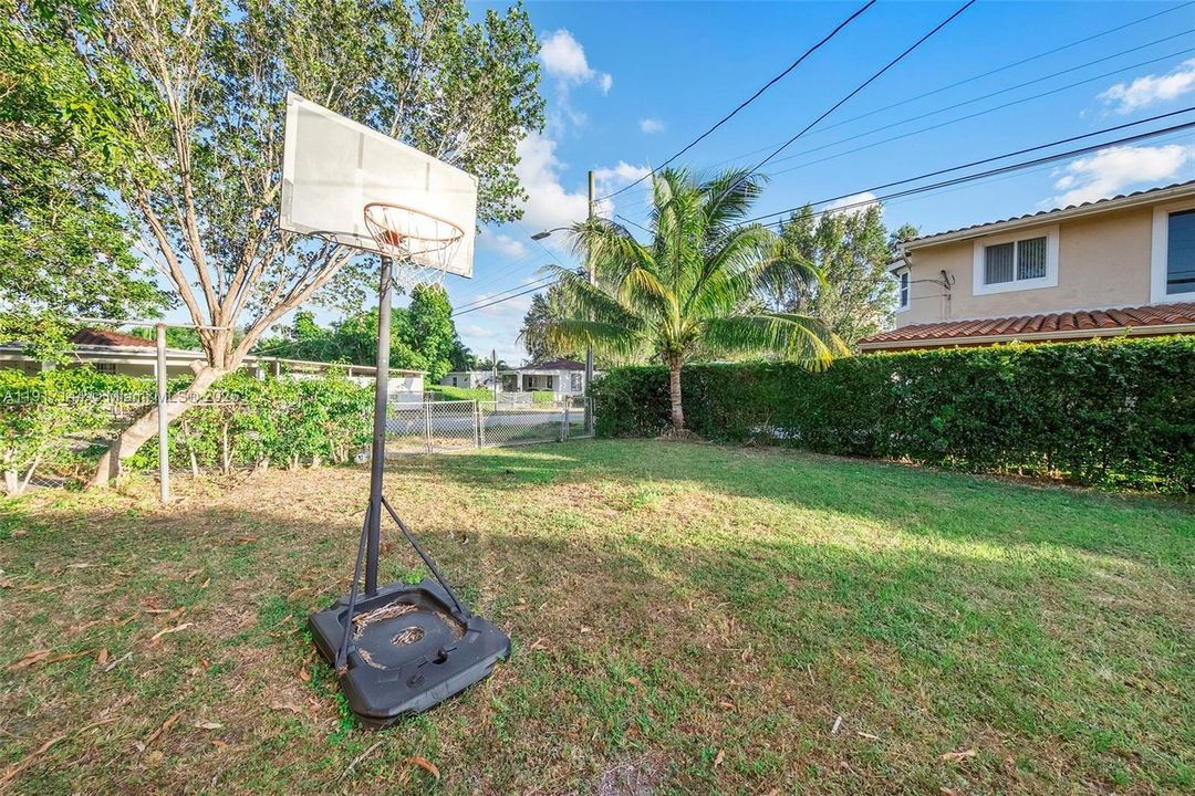 For Sale: $749,999 (3 beds, 2 baths, 1196 Square Feet)