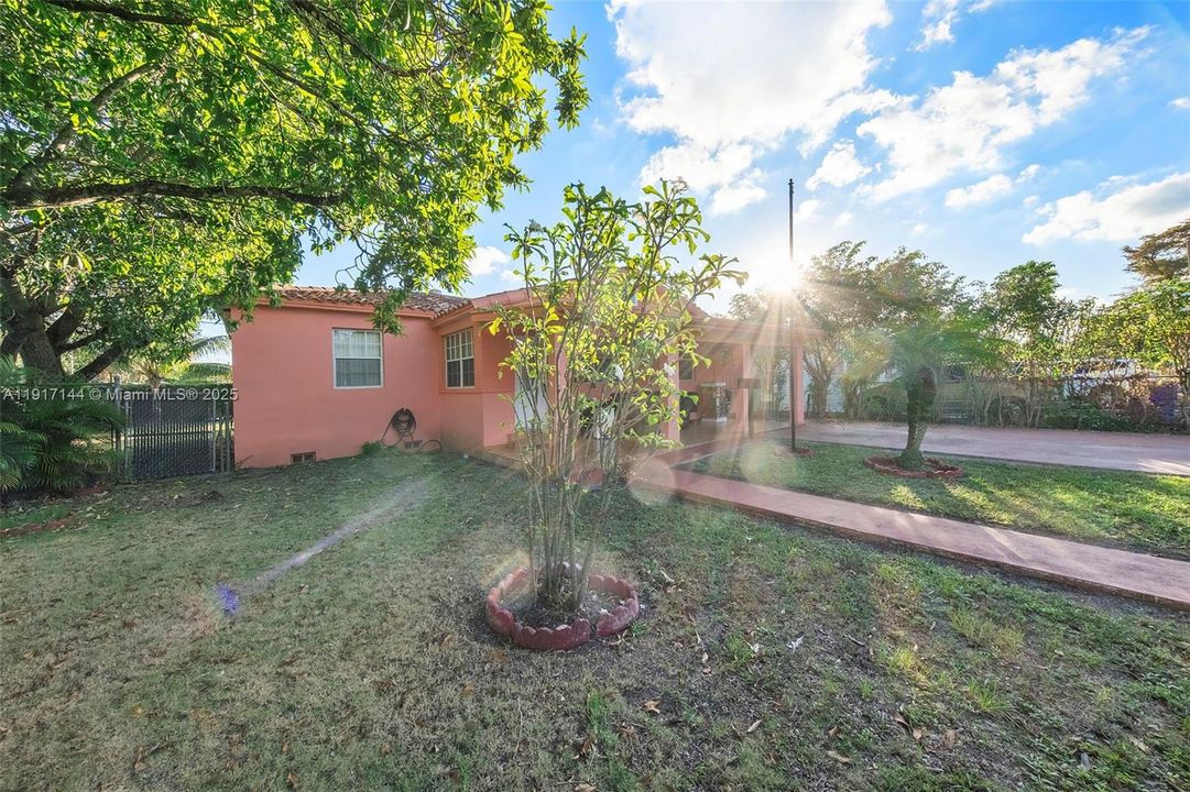 For Sale: $749,999 (3 beds, 2 baths, 1196 Square Feet)