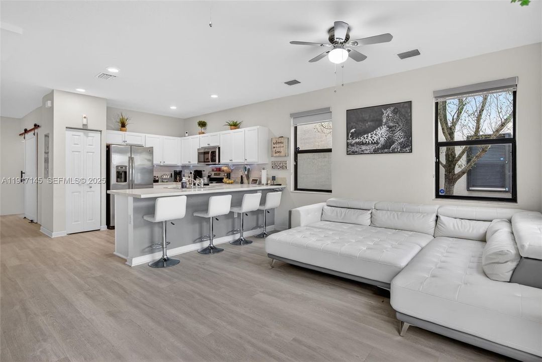 待售: $399,000 (2 贝兹, 2 浴室, 1422 平方英尺)