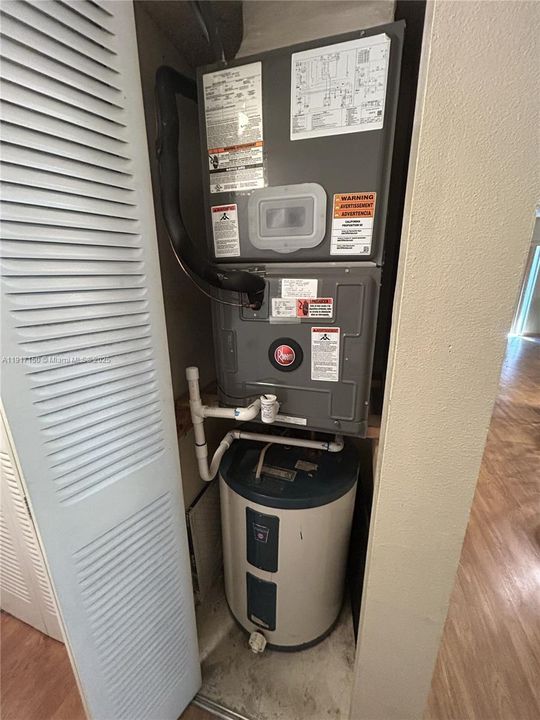 For Sale: $239,900 (1 beds, 1 baths, 712 Square Feet)