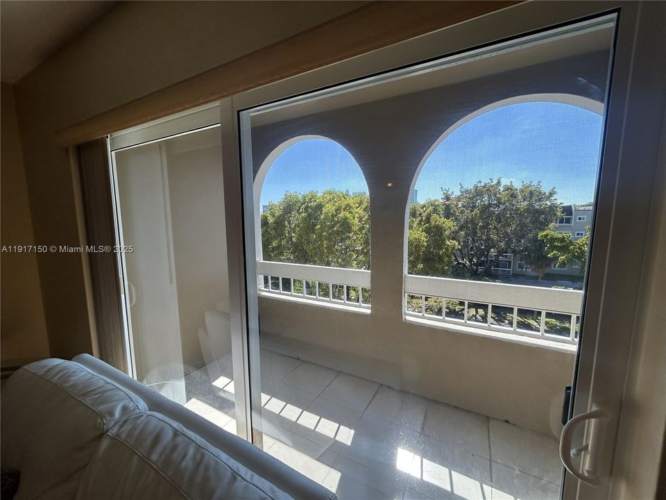 For Sale: $239,900 (1 beds, 1 baths, 712 Square Feet)