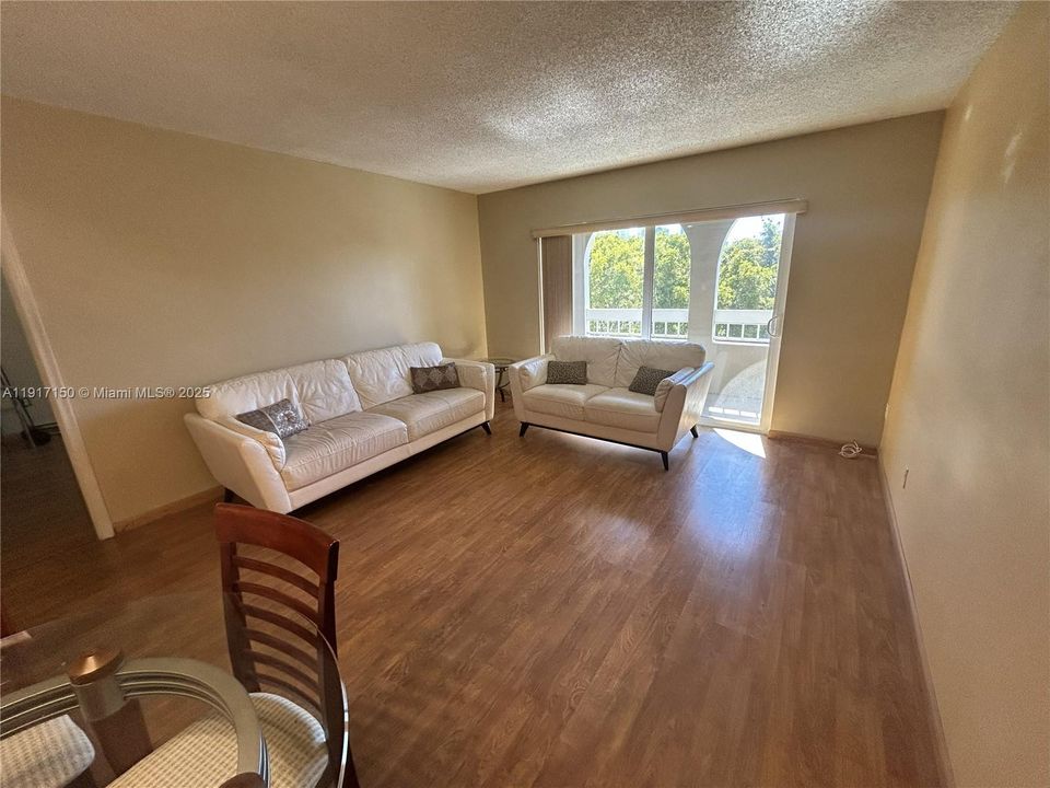 For Sale: $239,900 (1 beds, 1 baths, 712 Square Feet)