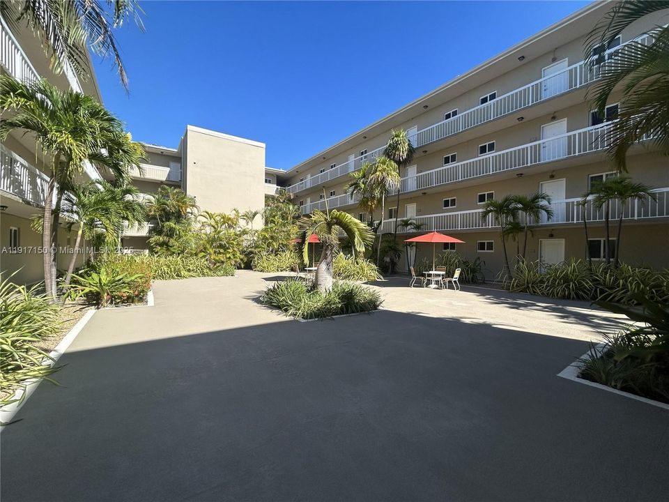 For Sale: $239,900 (1 beds, 1 baths, 712 Square Feet)