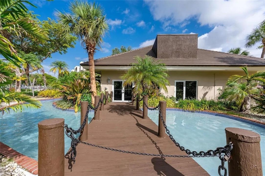 For Sale: $239,900 (1 beds, 1 baths, 712 Square Feet)