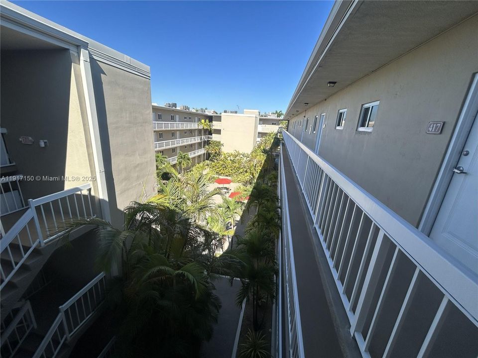 For Sale: $239,900 (1 beds, 1 baths, 712 Square Feet)