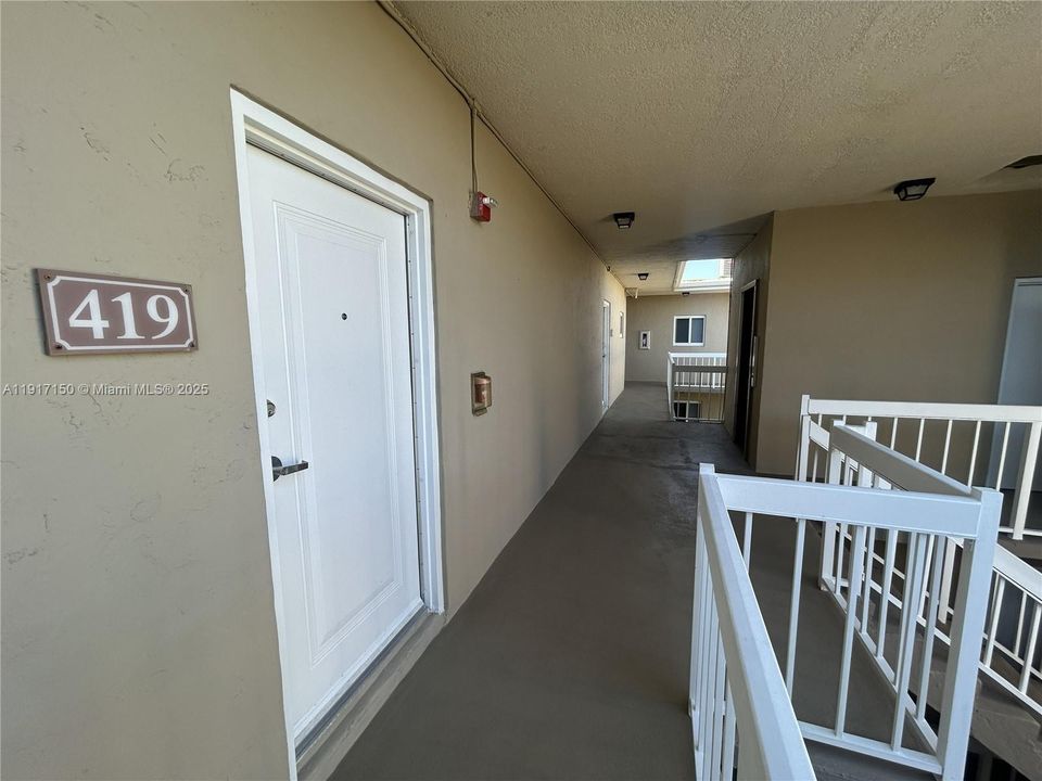 For Sale: $239,900 (1 beds, 1 baths, 712 Square Feet)
