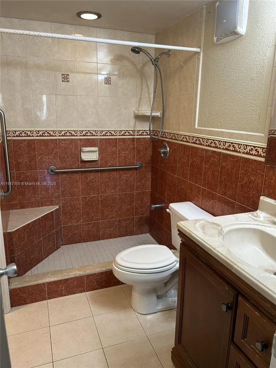 For Sale: $239,900 (1 beds, 1 baths, 712 Square Feet)