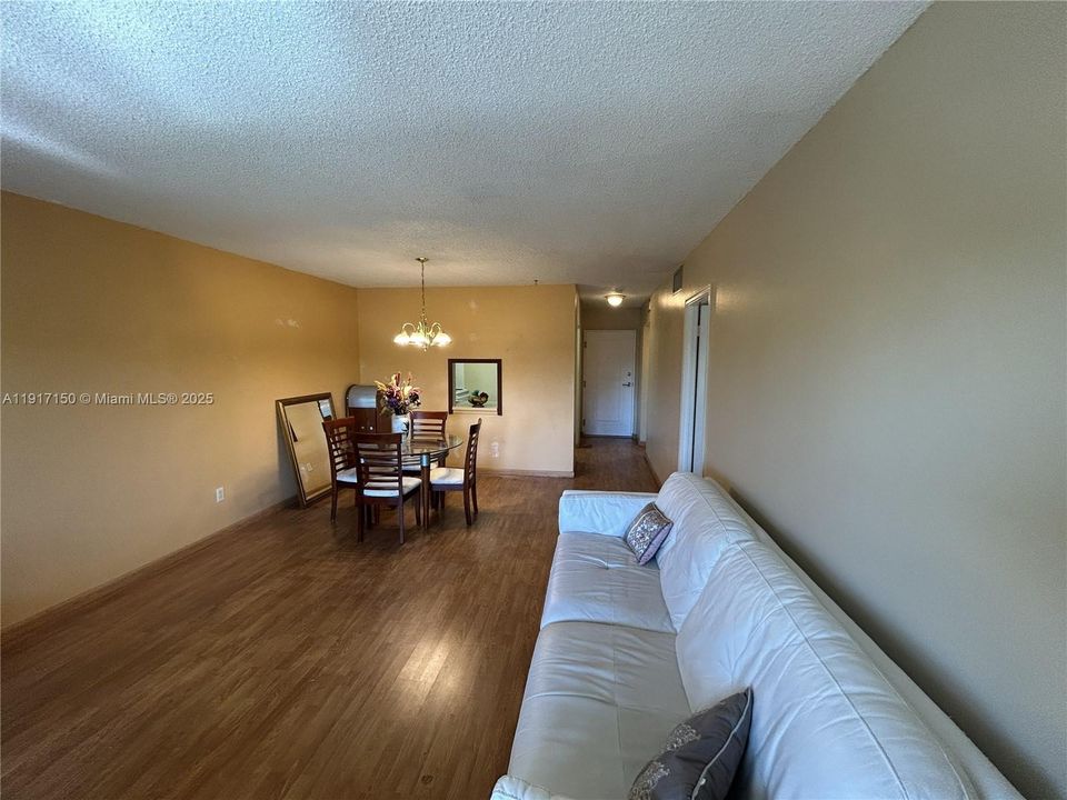 For Sale: $239,900 (1 beds, 1 baths, 712 Square Feet)