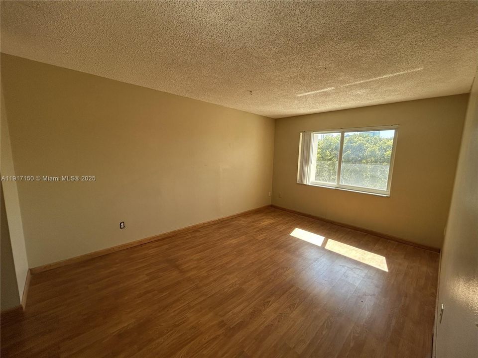 For Sale: $239,900 (1 beds, 1 baths, 712 Square Feet)