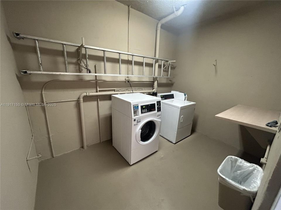 For Sale: $239,900 (1 beds, 1 baths, 712 Square Feet)