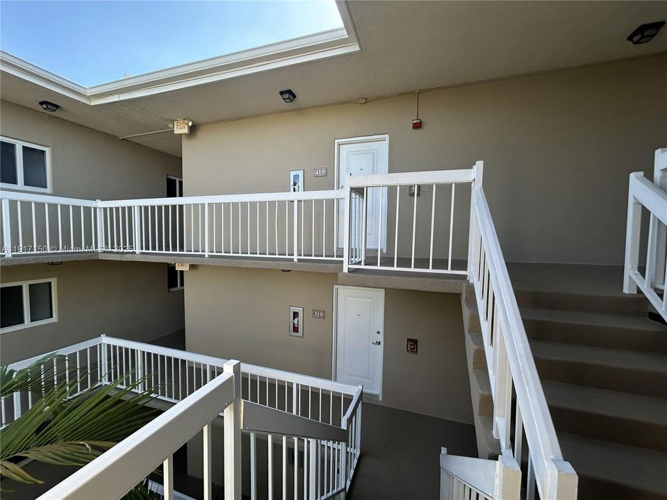 For Sale: $239,900 (1 beds, 1 baths, 712 Square Feet)