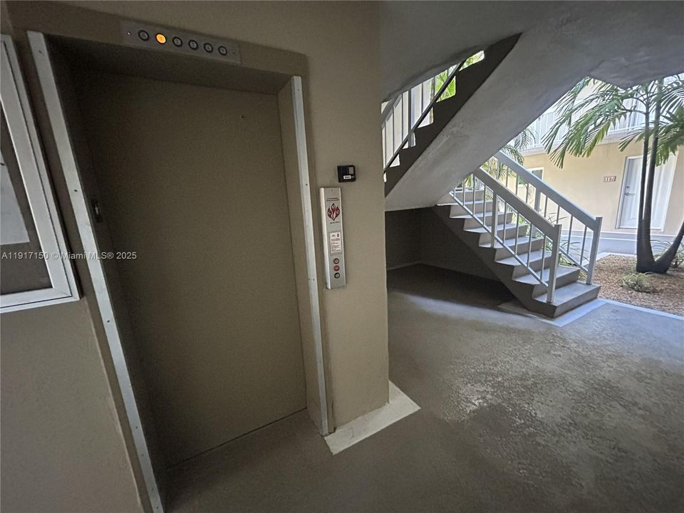 For Sale: $239,900 (1 beds, 1 baths, 712 Square Feet)