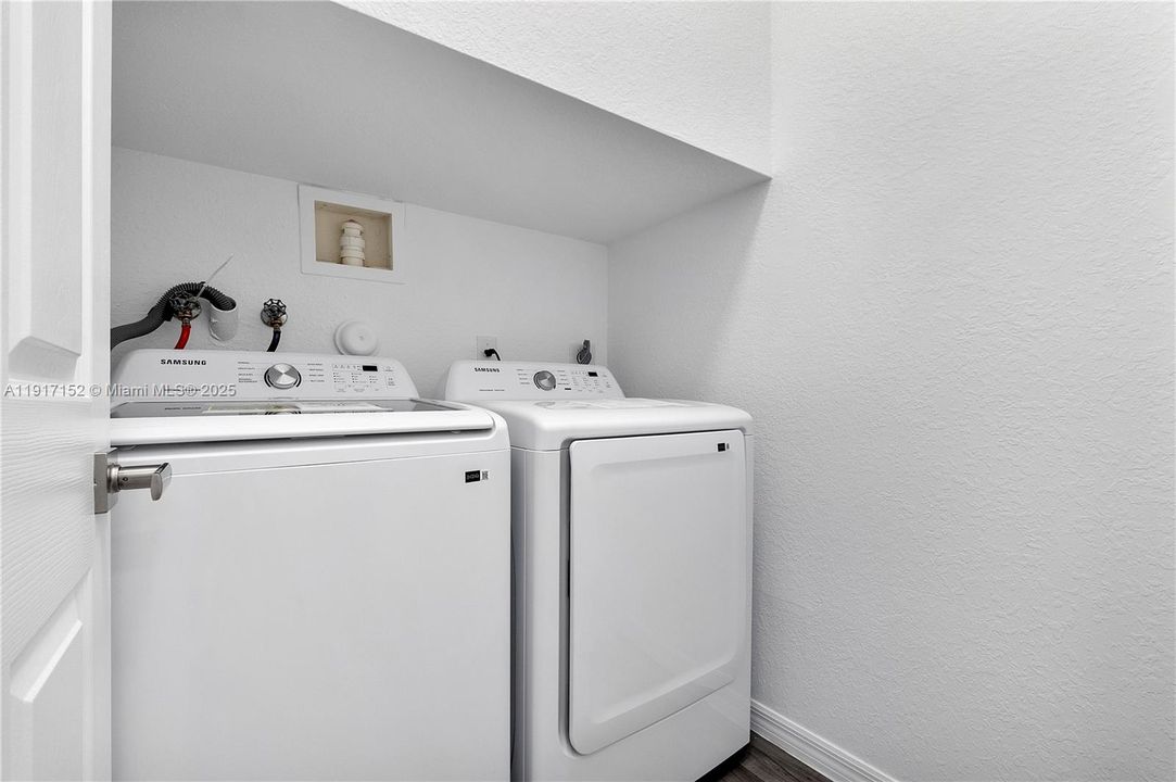 На продажу: $480,000 (4 спален, 2 ванн, 1848 Квадратных фут)