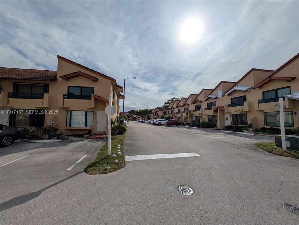 合同活跃: $3,100 (3 贝兹, 2 浴室, 1565 平方英尺)