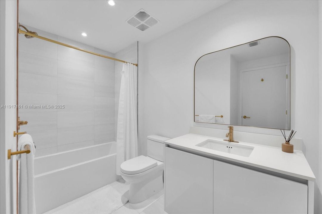 出租: $12,500 (2 贝兹, 2 浴室, 1300 平方英尺)