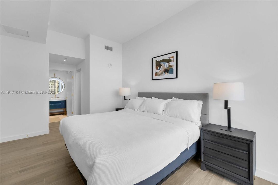 出租: $12,500 (2 贝兹, 2 浴室, 1300 平方英尺)