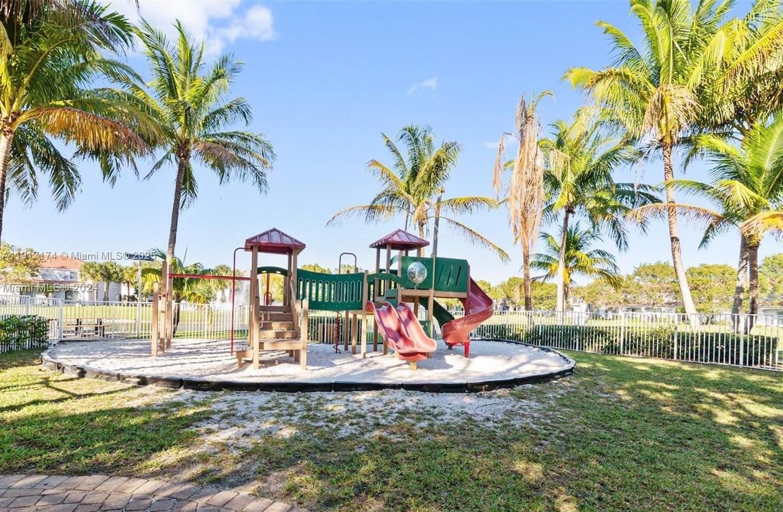 For Sale: $349,000 (2 beds, 2 baths, 1056 Square Feet)