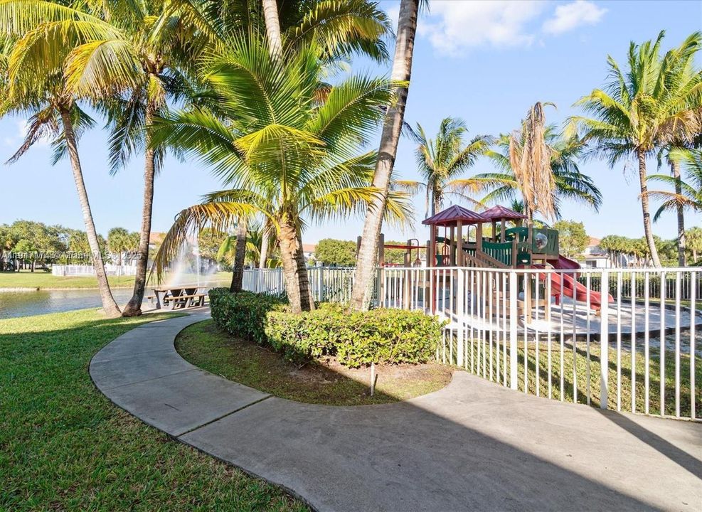 For Sale: $349,000 (2 beds, 2 baths, 1056 Square Feet)