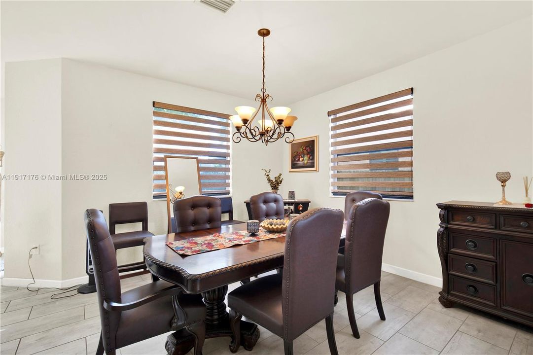 На продажу: $560,000 (5 спален, 2 ванн, 2568 Квадратных фут)