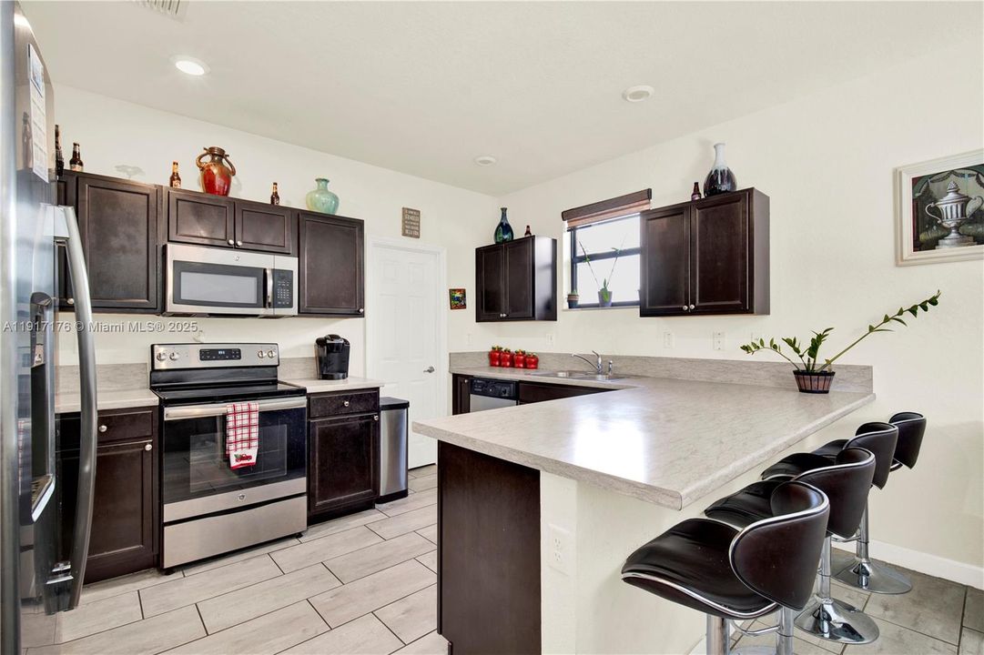 На продажу: $560,000 (5 спален, 2 ванн, 2568 Квадратных фут)