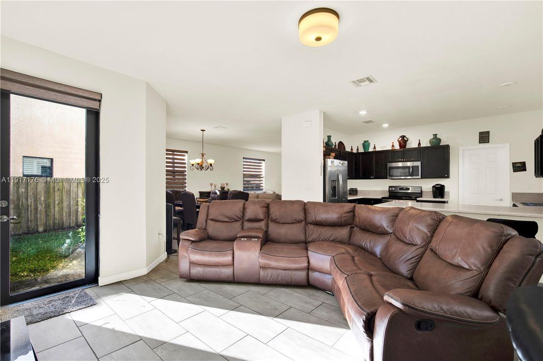 На продажу: $560,000 (5 спален, 2 ванн, 2568 Квадратных фут)