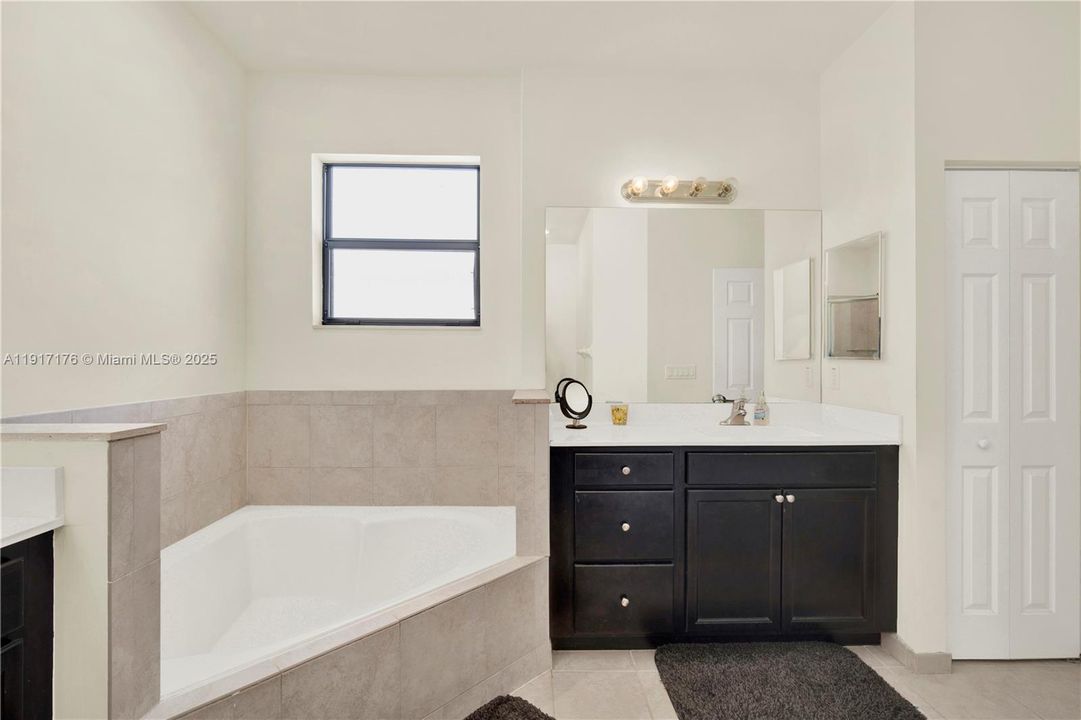 На продажу: $560,000 (5 спален, 2 ванн, 2568 Квадратных фут)