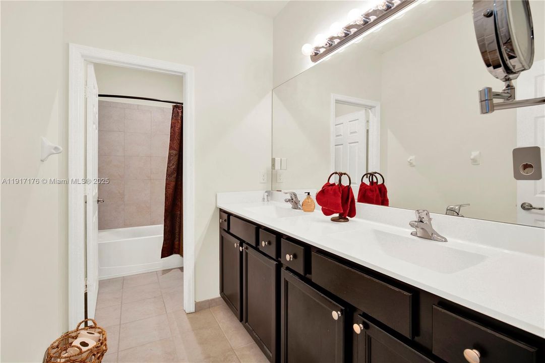 На продажу: $560,000 (5 спален, 2 ванн, 2568 Квадратных фут)