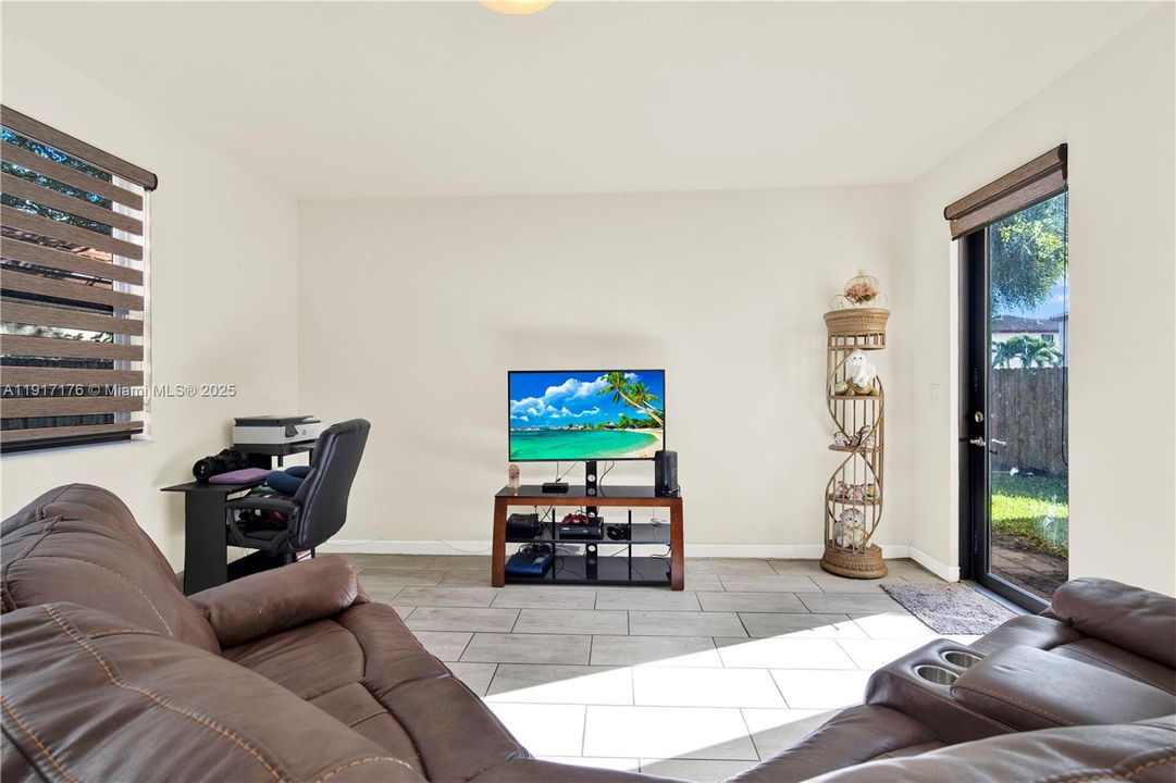 На продажу: $560,000 (5 спален, 2 ванн, 2568 Квадратных фут)