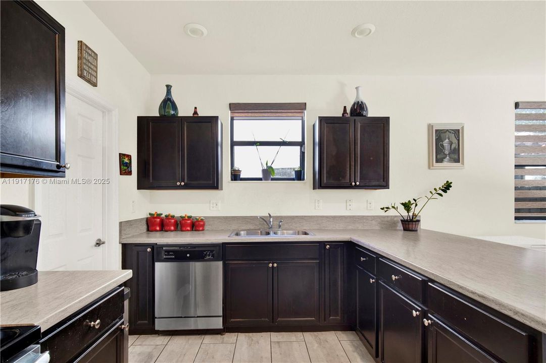 На продажу: $560,000 (5 спален, 2 ванн, 2568 Квадратных фут)