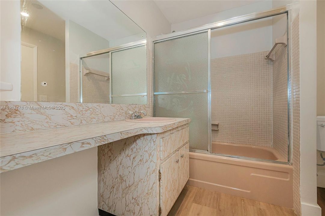 Active With Contract: $160,000 (1 beds, 1 baths, 676 Square Feet)