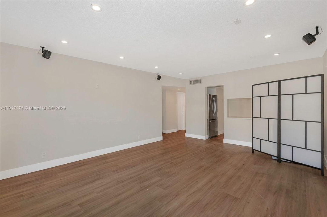 Active With Contract: $160,000 (1 beds, 1 baths, 676 Square Feet)