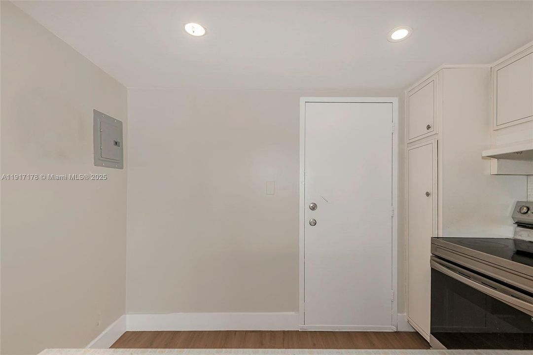 Active With Contract: $160,000 (1 beds, 1 baths, 676 Square Feet)