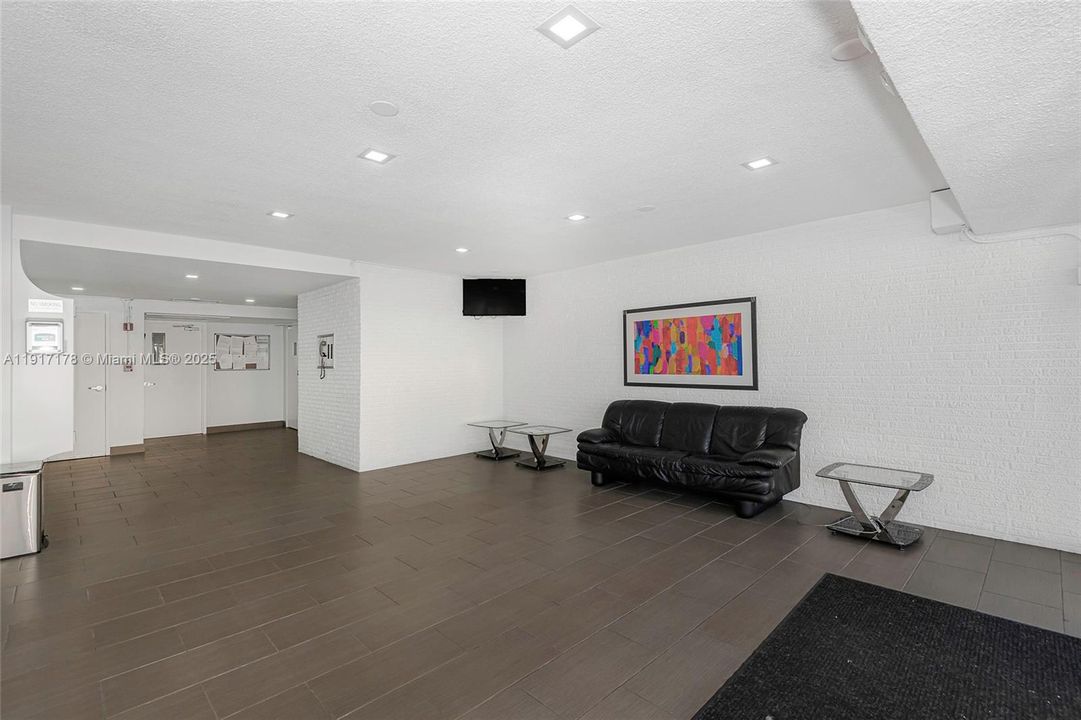 Active With Contract: $160,000 (1 beds, 1 baths, 676 Square Feet)