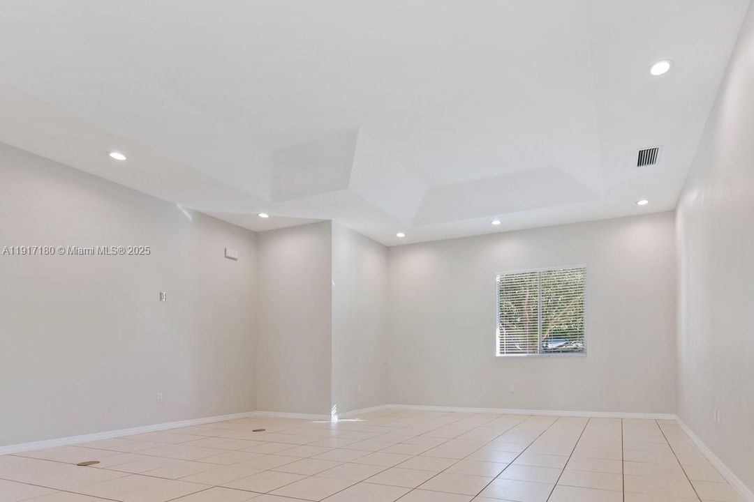 出租: $7,000 (4 贝兹, 2 浴室, 2299 平方英尺)