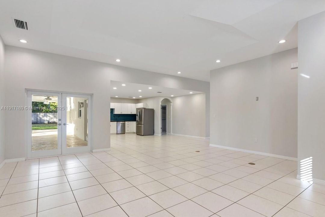 出租: $7,000 (4 贝兹, 2 浴室, 2299 平方英尺)