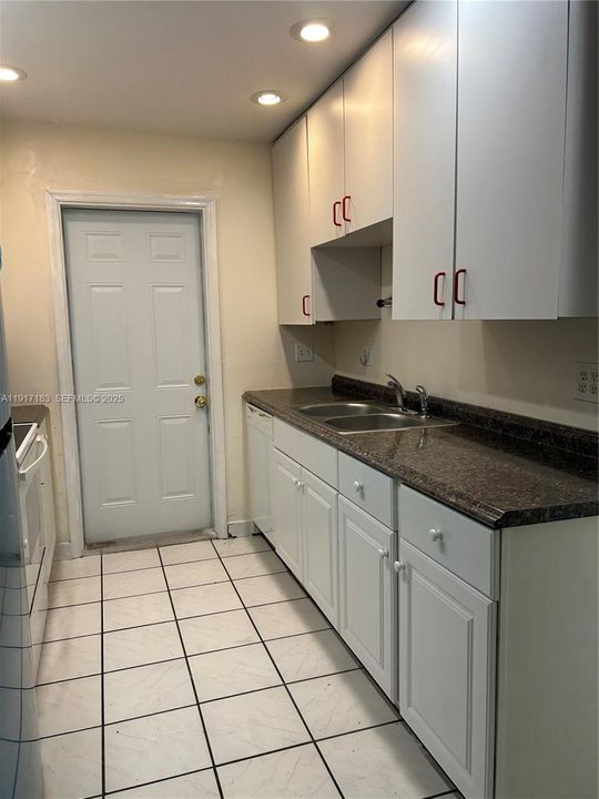 В аренду: $2,950 (4 спален, 2 ванн, 1631 Квадратных фут)