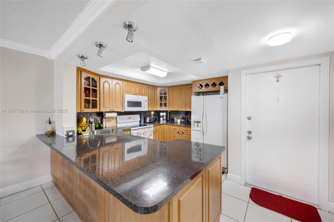 На продажу: $279,000 (2 спален, 2 ванн, 936 Квадратных фут)