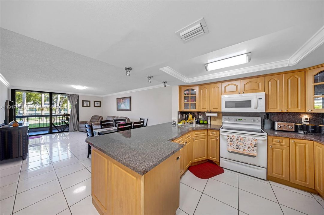 На продажу: $279,000 (2 спален, 2 ванн, 936 Квадратных фут)