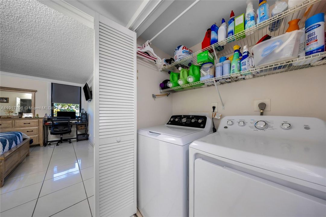 На продажу: $279,000 (2 спален, 2 ванн, 936 Квадратных фут)