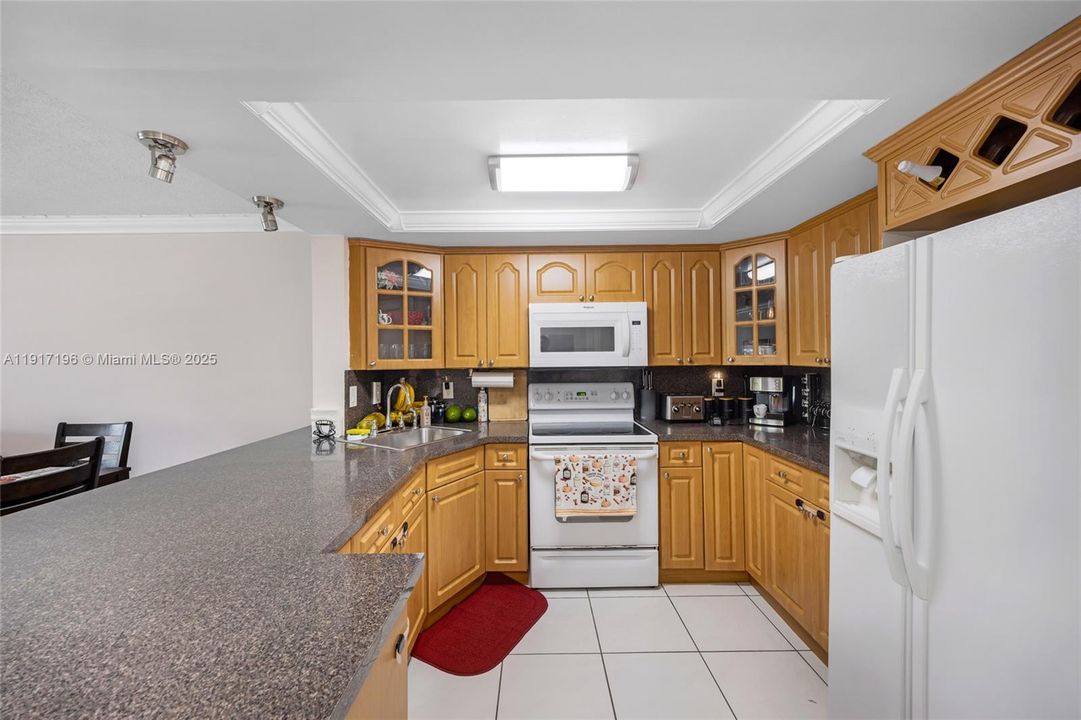 На продажу: $279,000 (2 спален, 2 ванн, 936 Квадратных фут)