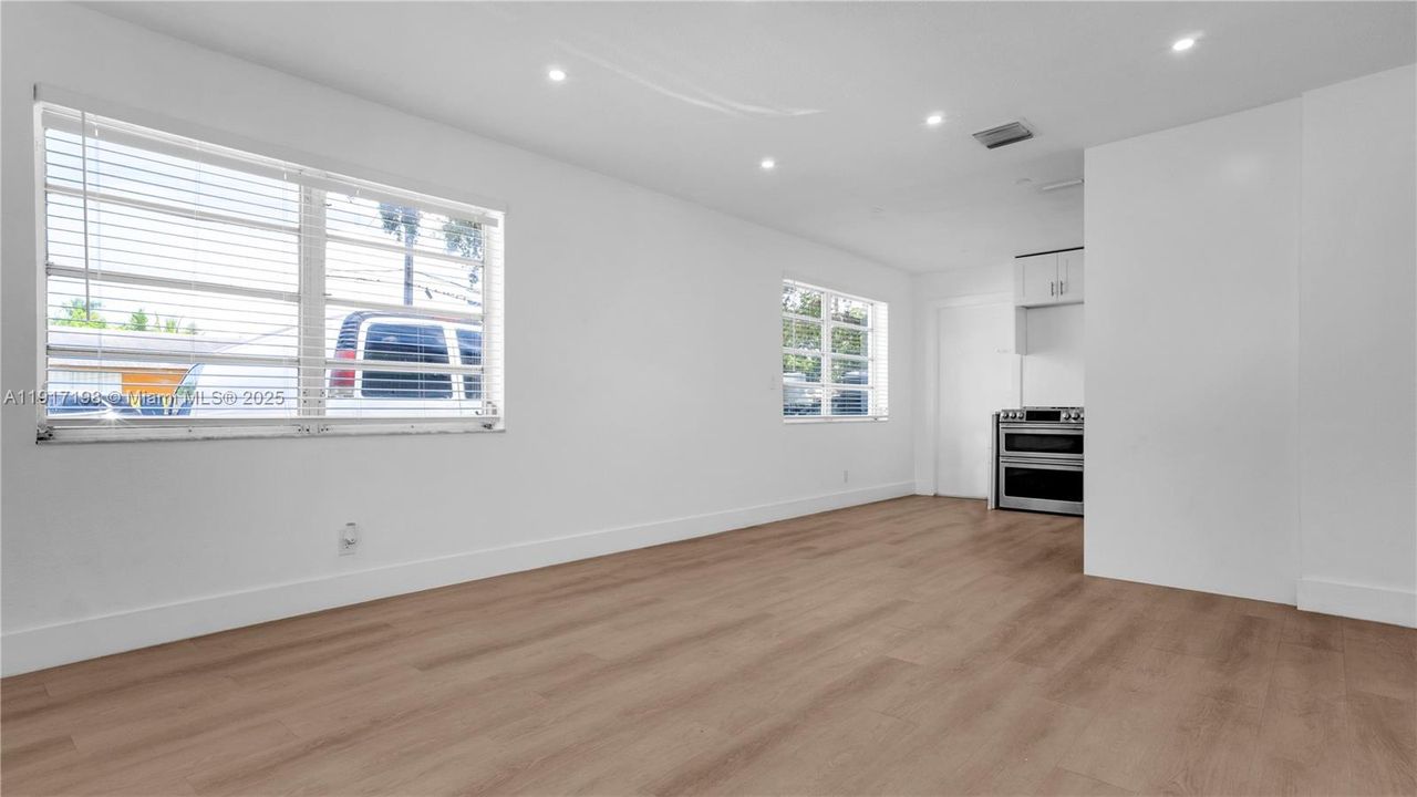 合同活跃: $2,500 (2 贝兹, 2 浴室, 1100 平方英尺)