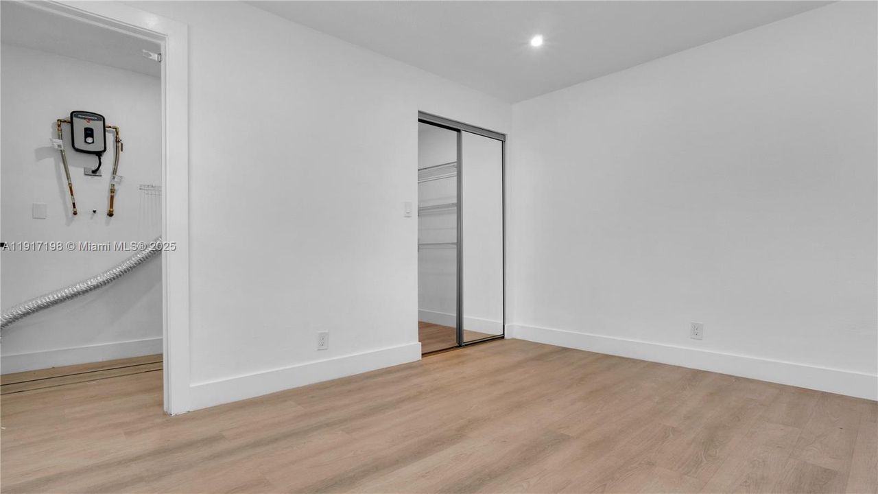 合同活跃: $2,500 (2 贝兹, 2 浴室, 1100 平方英尺)