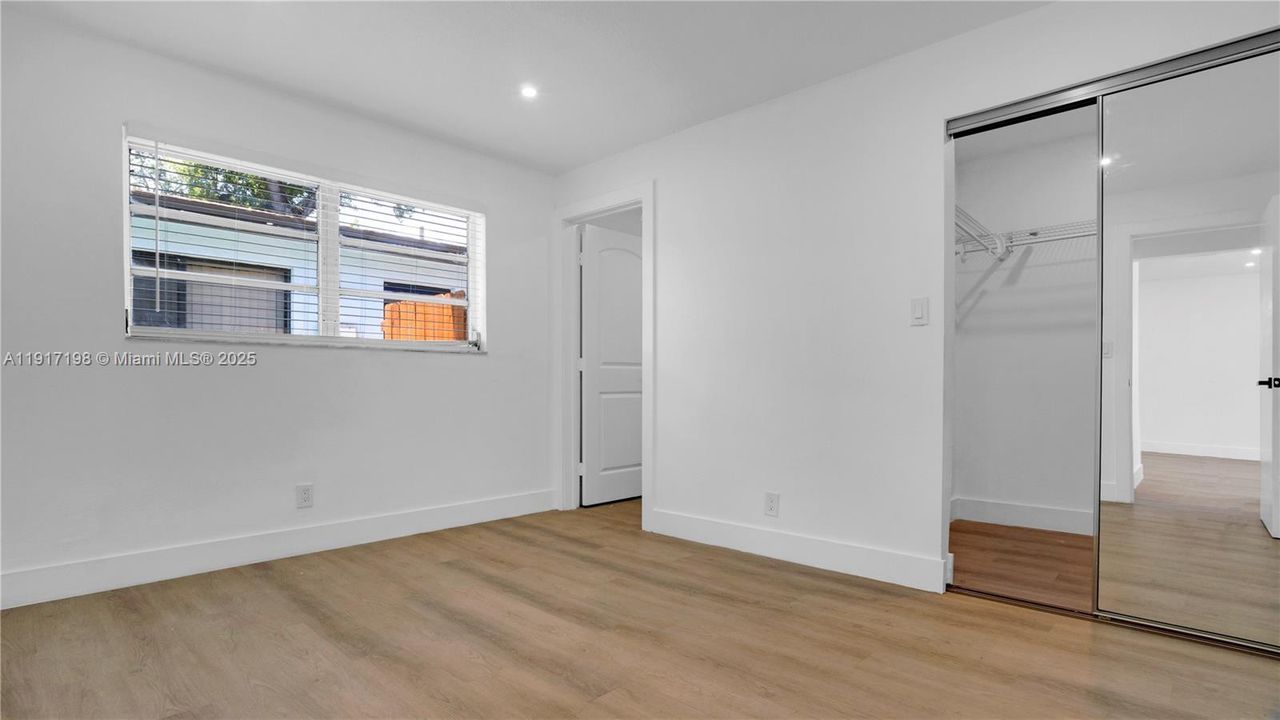 合同活跃: $2,500 (2 贝兹, 2 浴室, 1100 平方英尺)