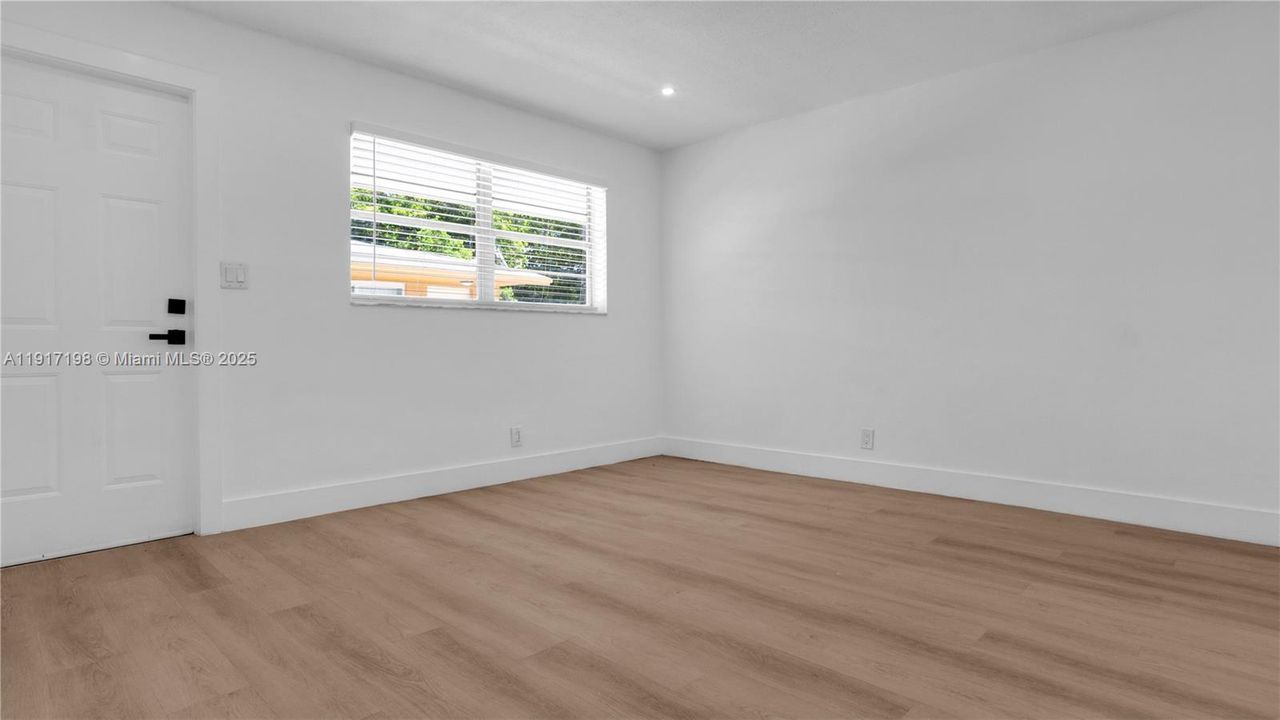 合同活跃: $2,500 (2 贝兹, 2 浴室, 1100 平方英尺)