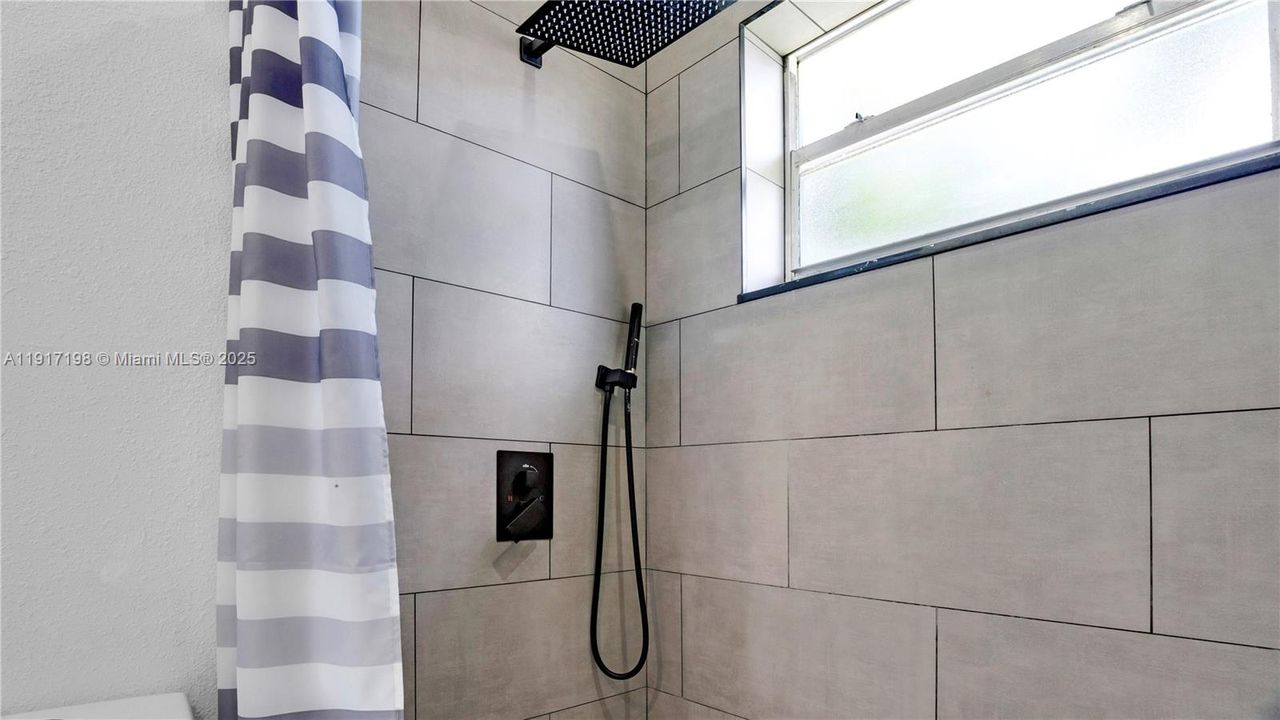 合同活跃: $2,500 (2 贝兹, 2 浴室, 1100 平方英尺)