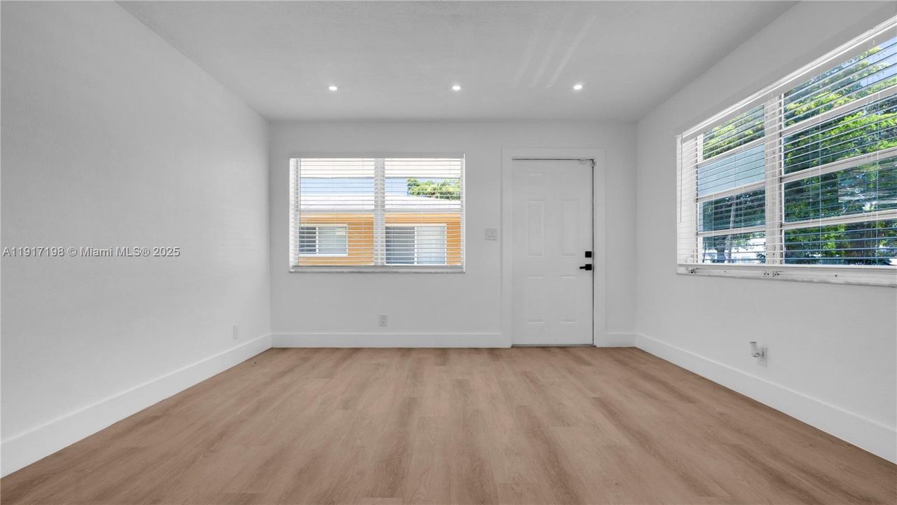 合同活跃: $2,500 (2 贝兹, 2 浴室, 1100 平方英尺)