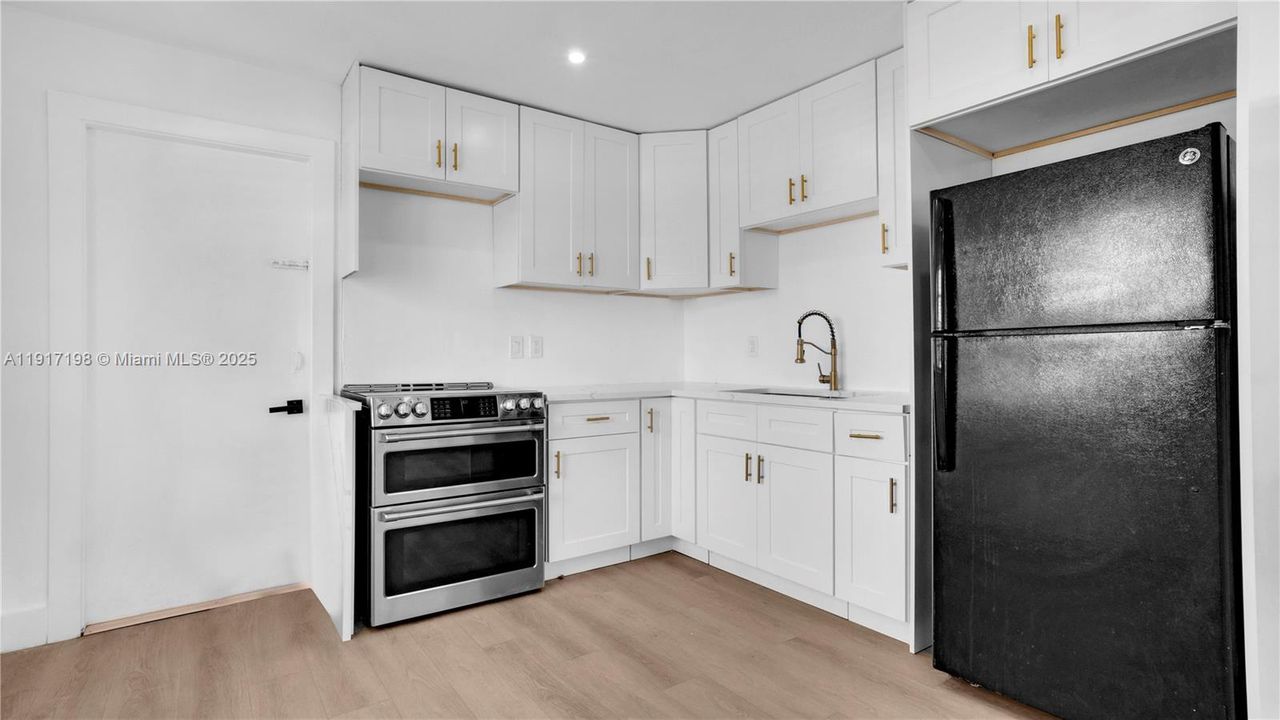 合同活跃: $2,500 (2 贝兹, 2 浴室, 1100 平方英尺)