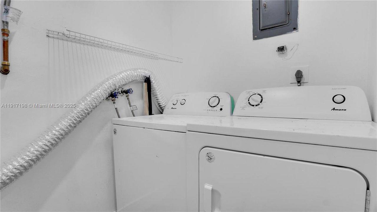 合同活跃: $2,500 (2 贝兹, 2 浴室, 1100 平方英尺)